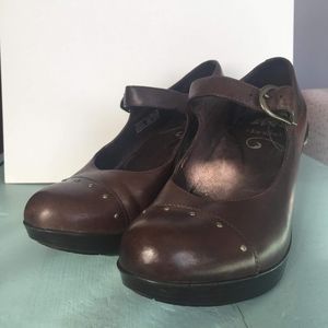 Size 39 Dansko Fanny wedge shoe